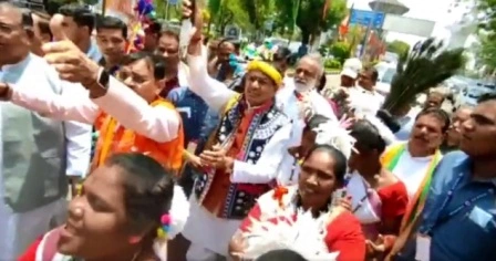 Shivraj Chauhan danced in tribal costume with bow