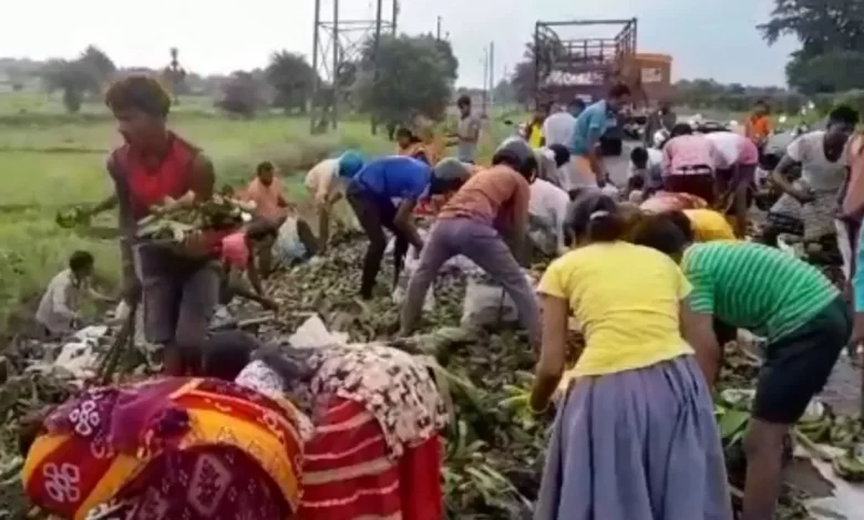 Humanity died: Without rescue the driver carrying all the banana's