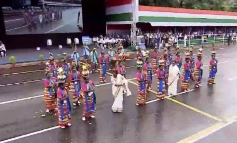 Mamata Banerjee danced with folk artists on Independence Day