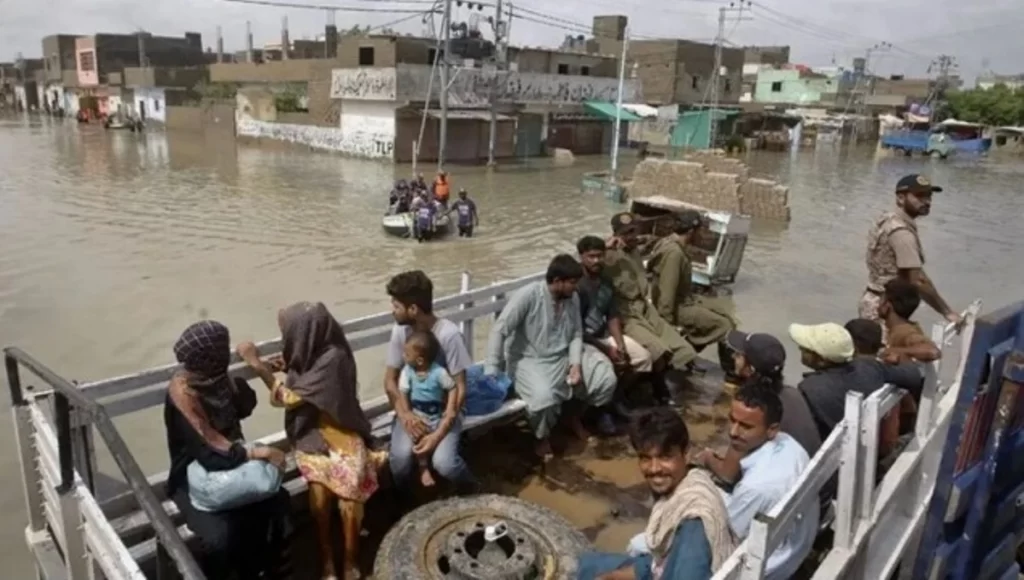 Pakistan floods affect 33 million people 982 dead