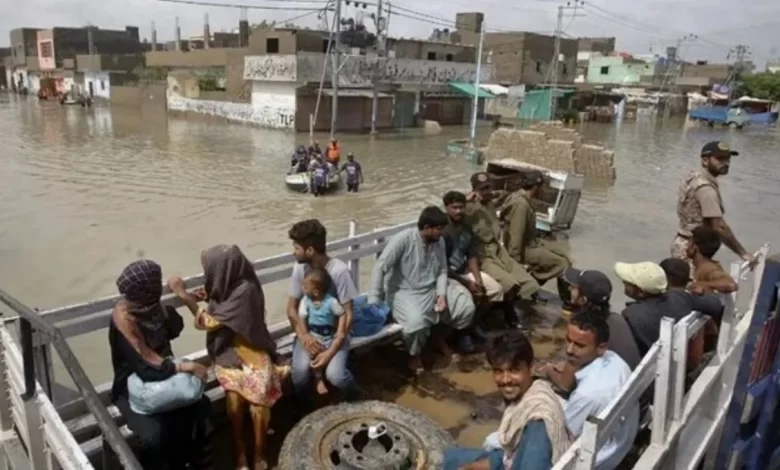 Pakistan floods affect 33 million people 982 dead