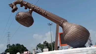 Installation of 40 ft long harp tribute to Lata Mangeskar