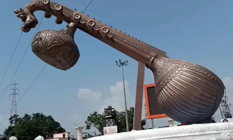 Installation of 40 ft long harp tribute to Lata Mangeskar