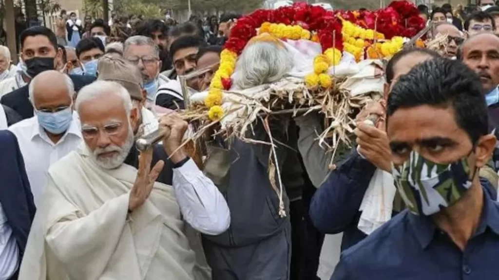 Heeraben's cremation at Gandhinagar