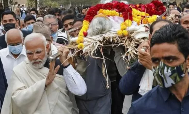 Heeraben's cremation at Gandhinagar